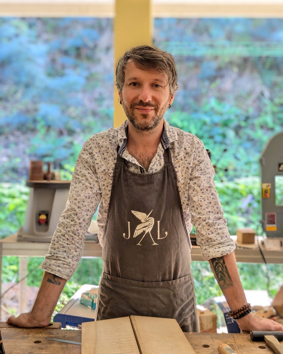 Jordan Lambert, luthier, dans son atelier